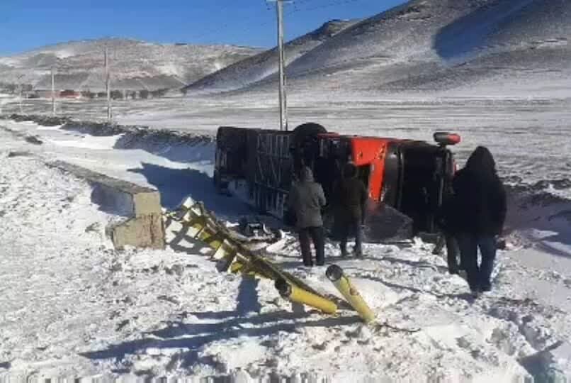 واژگونی اتوبوس در لردگان ۱۴ مصدوم برجای گذاشت