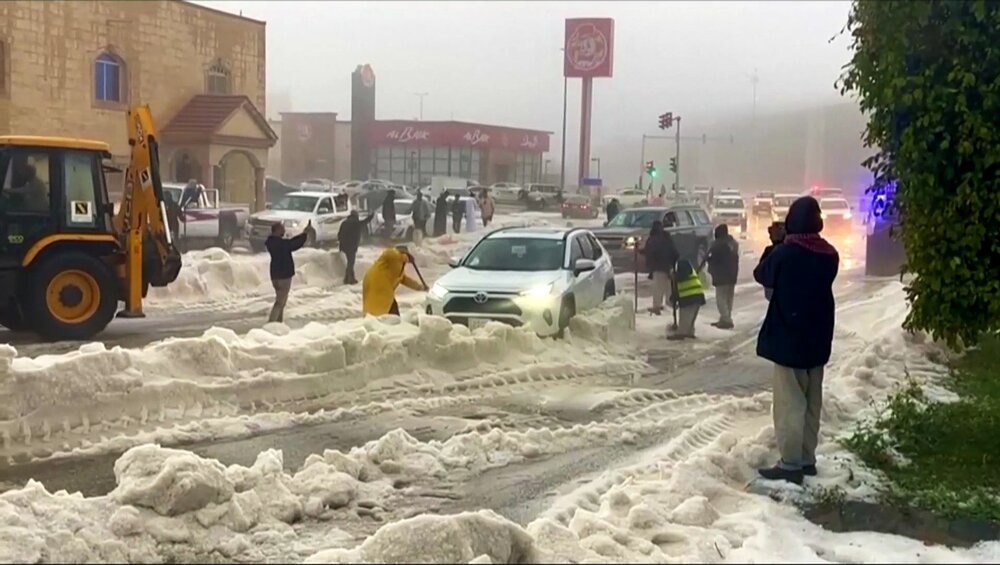 بارش شدید تگرگ در غرب عربستان جاده‌ها را مسدود کرد