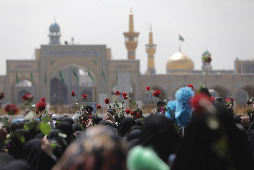 با دختران سرزمین خورشید در روز گلباران حرم علی ابن موسی‌الرضا(ع)